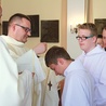 ▲	Ksiądz rektor Marek Jarosz wręczył krzyże nowo ustanowionym ceremoniarzom.
