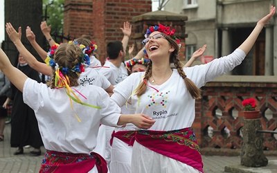 ▲	Rypiński zespół animował taniec podczas ŚDM w Krakowie;  na Lednicę też pojedzie z odpowiedzialnymi zadaniami.
