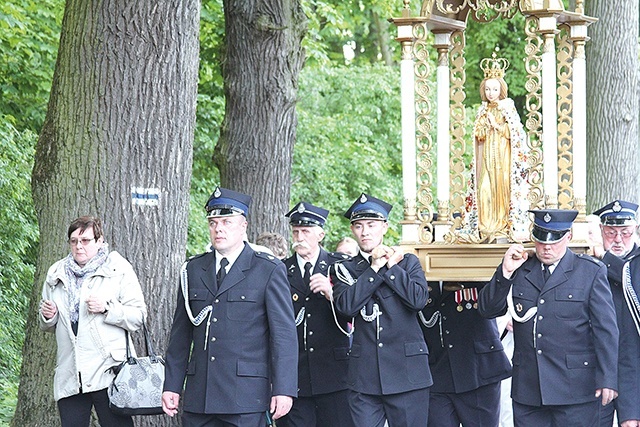 ▲	Główny odpust odbywa się tu na święto Narodzenia NMP,  ale od kilku lat ojcowie bernardyni chcą przywrócić w świadomości wiernych również datę 18 maja.