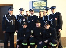 ▲	Drużyna strażacka OSP Lekowo ze statuetką przyznaną po raz pierwszy w kategorii „Kultura i tradycja”. 