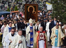 Procesja z obrazem Matki Bożej Częstochowskiej zmierza do kościoła w Górze św. Małgorzaty