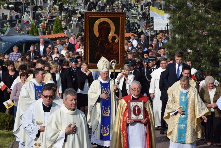 Procesja z obrazem Matki Bożej Częstochowskiej zmierza do kościoła w Górze św. Małgorzaty