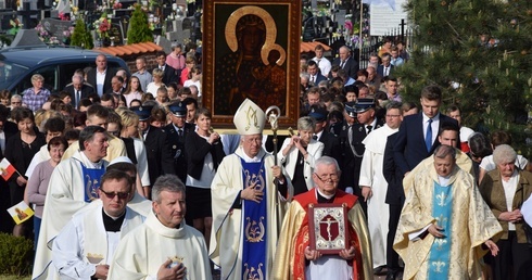 Procesja z obrazem Matki Bożej Częstochowskiej zmierza do kościoła w Górze św. Małgorzaty