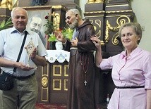 Małżonkowie  z wizerunkami  oraz relikwiami  św. Włocha.