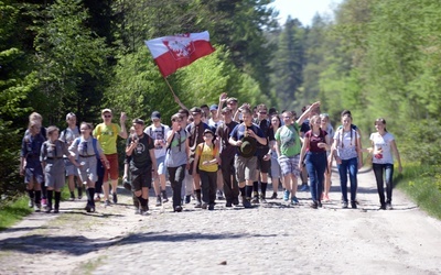 Katolickie Stowarzyszenie Młodzieży marszem z Suchedniowa na Wykus uczciło bohaterów walk o niepodległość