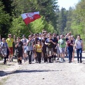 Katolickie Stowarzyszenie Młodzieży marszem z Suchedniowa na Wykus uczciło bohaterów walk o niepodległość