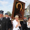 Ikonę na swych ramionach niosą przedstawicielki matek piątkowskiej parafii