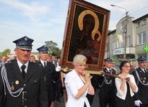 Ikonę na swych ramionach niosą przedstawicielki matek piątkowskiej parafii