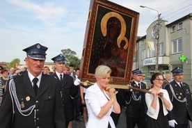 Ikonę na swych ramionach niosą przedstawicielki matek piątkowskiej parafii