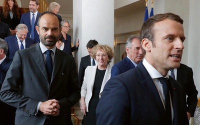 Na premiera francuskiego rządu Emmanuel Marcon nieoczekiwanie wybrał Éduarda Philippe’a, który dotychczas należał do Republikanów, a czasie kampanii wyborczej niepochlebnie wyrażał się o nowym prezydencie.