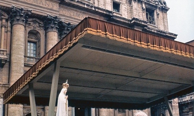 25 marca 1984 r. Jan Paweł II zawierza świat Niepokalanemu Sercu Maryi przed statuą Matki Boskiej Fatimskiej.