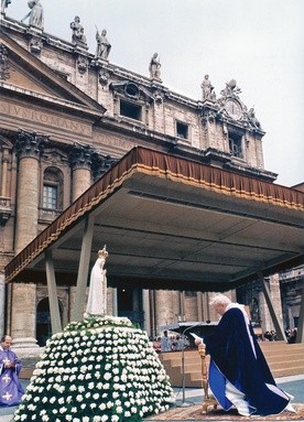 25 marca 1984 r. Jan Paweł II zawierza świat Niepokalanemu Sercu Maryi przed statuą Matki Boskiej Fatimskiej.