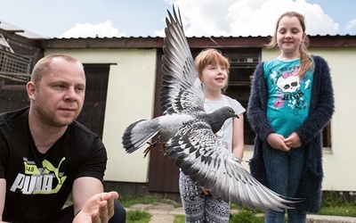 Michał Trójczak hoduje gołębie od dziecka. Teraz próbuje zarazić swoją pasją córki.