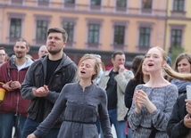 Wraz z muzykami śpiewem uwielbiała Boga także publiczność zebrana na cieszyńskim Rynku.