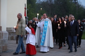 Fatimska procesja wokół 500-letniego kościoła w Puńcowie