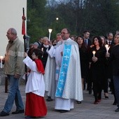 Fatimska procesja wokół 500-letniego kościoła w Puńcowie