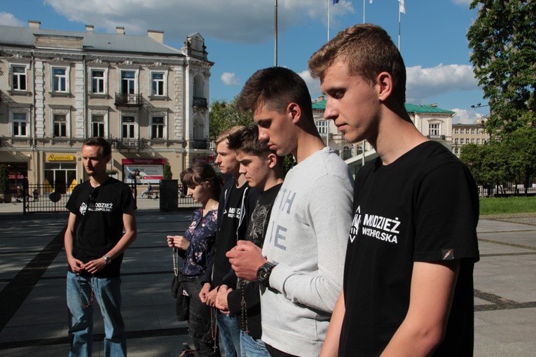 Młodzi ludzi odmawiali w centrum Radomia Różaniec w rocznicę śmierci rotmistrza Witolda Pileckiego