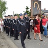 Obraz w asyście strażaków niosą przedstawicielki matek parafii w Orłowie