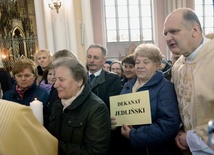 Przedstawiciele dekanatu jedlińskiego odbierają różaniec i świecę na Jerycho Różańcowe