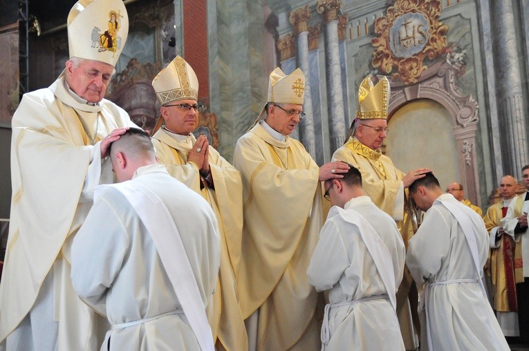 Indyjski Kapłan Posiadający świętą Wiedzę Kapłan to przyjaciel Jezusa Chrystusa! Święcenia kapłańskie