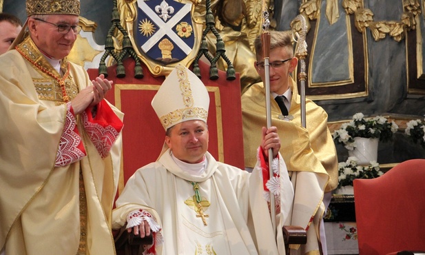 Abp Andrzej Józwowicz, nowy nuncjusz w Rwandzie. Obok niego stoi kard. Pietro Parolin, sekretarz stanu Stolicy Apostolskiej