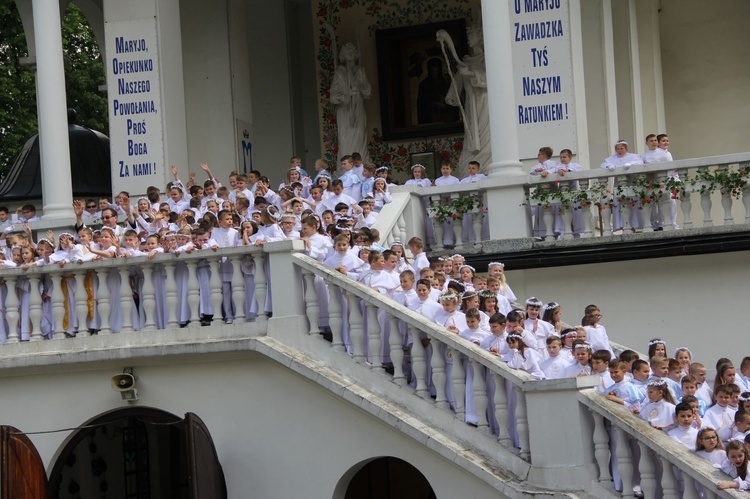 Dzieci pierwszokomunijne w Zawadzie