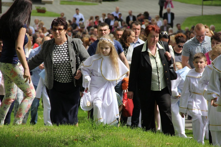 Dzieci pierwszokomunijne w Zawadzie