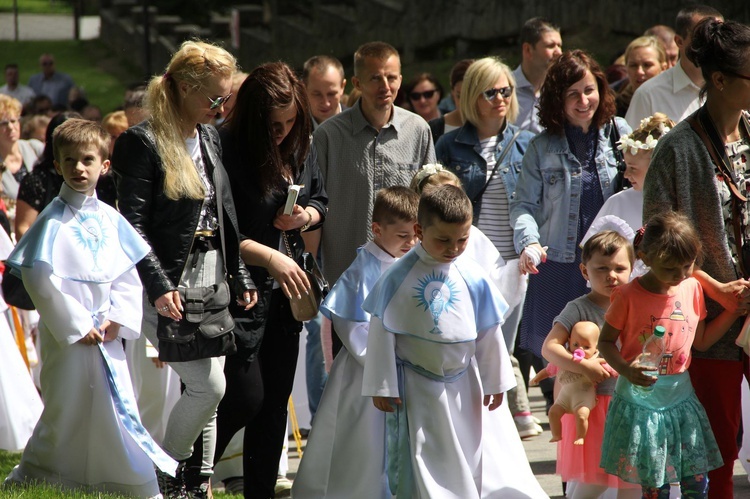 Dzieci pierwszokomunijne w Zawadzie