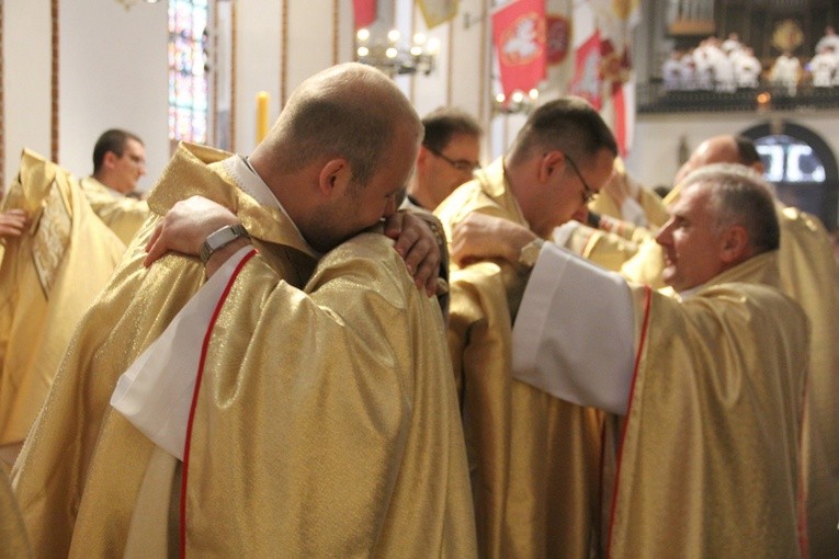 Zewnętrznym znakiem przyjęcia sakramentu kapłaństwa jest nałożenie ornatu