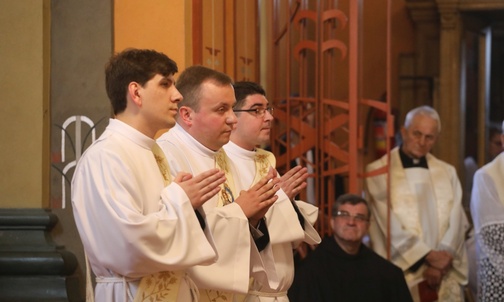 Ks. Szydło (pierwszy z lewej) podczas liturgii święceń kapłańskich w Bielsku-Białej.