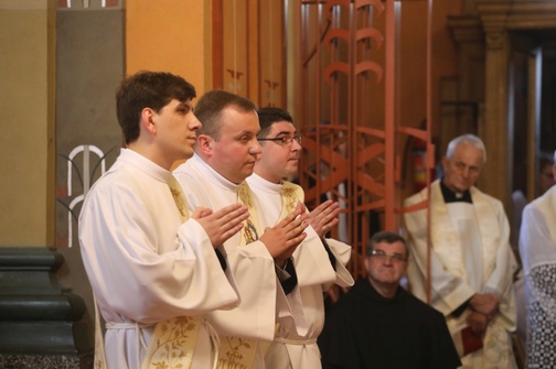 Ks. Szydło (pierwszy z lewej) podczas liturgii święceń kapłańskich w Bielsku-Białej.