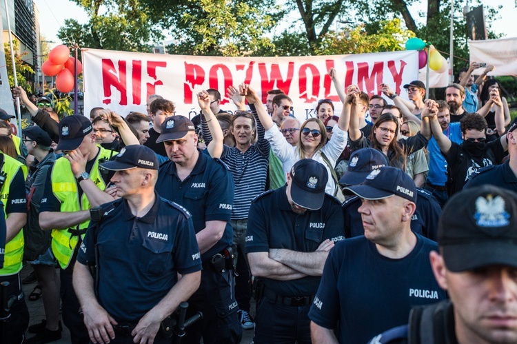 Demonstracje przeciw "Klątwie"