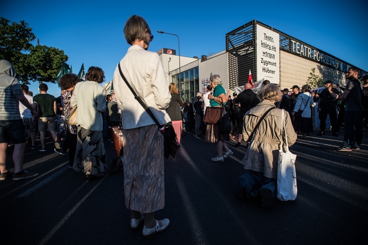 Demonstracje przeciw "Klątwie"