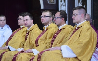 Nowo wyświęceni księża w czasie sprawowania liturgii eucharystycznej.