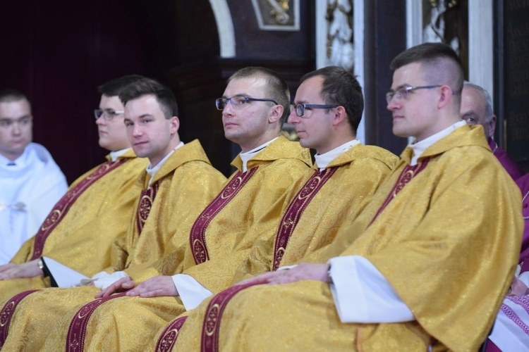 Nowo wyświęceni księża w czasie sprawowania liturgii eucharystycznej.