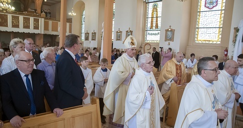 Od 100 lat okryci Jej płaszczem