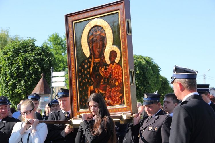 Obraz Matki Bożej Częstochowskiej niosą przedstawiciele młodzieży parafii w Bielawach