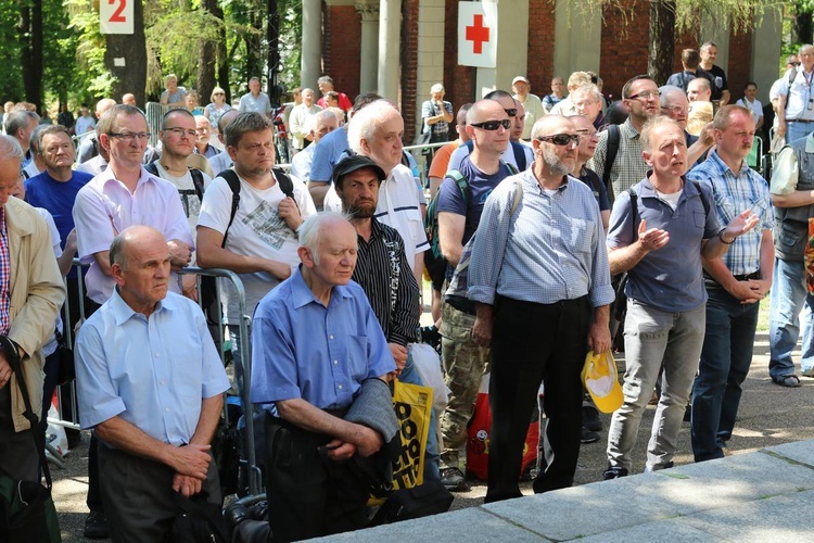 Godzina młodzieżowa i nabożeństwo majowe