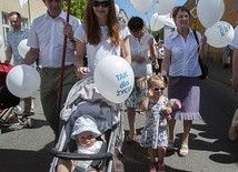 Biały, radosny i bardzo na "tak"