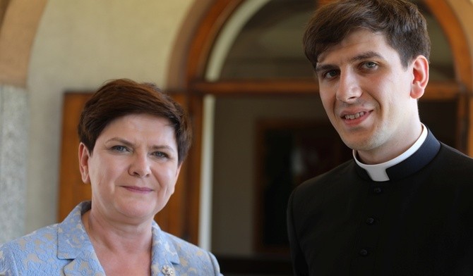 Premier Beata Szydło z synem, ks. Tymoteuszem tuż po prymicyjnej Mszy św.