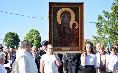 W procesji do kościoła ikonę jasnogórską nieśli m.in. przedstawiciele młodzieży z parafii Oszkowice