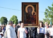 W procesji do kościoła ikonę jasnogórską nieśli m.in. przedstawiciele młodzieży z parafii Oszkowice