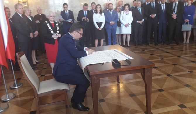 Prezydent Katowic podpisuje uchwałę 