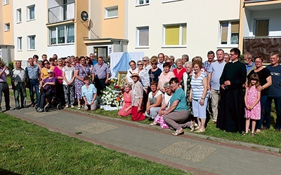 Parafianie z rejonu III spotkali się przy bloku  na ul. Kotarbińskiego.