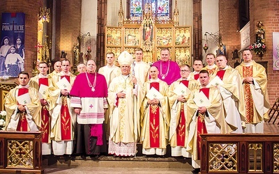 Abp Górzyński w homilii przypomniał, że księża w swoim posługiwaniu nie szukają własnej korzyści, ale chwały dla Chrystusa.