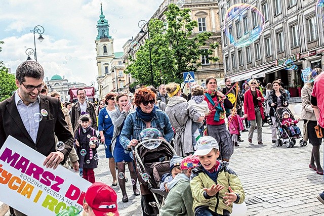 	Pochód w stolicy co roku gromadzi ok. 5 tys. osób, natomiast w całym kraju  150–200 tys. 