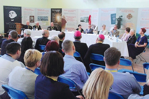 Prelegenci i goście konferencji wspominali początki ruchu oazowego na Pomorzu.