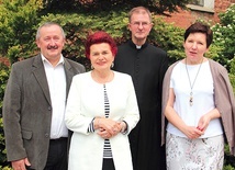 Zdzisław Waszkiewicz (od lewej), Barbara Świątek, ks. prał. Stanisław Łada i Maria Hojczyk zachęcają do włączenia się w inicjatywę Centrum Ochotników Cierpienia.