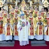 Na spotkanie w świdnickiej katedrze przybyło kilkunastu jubilatów. Na zdjęciu  z bp. Ignacym Decem.