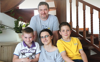 – Bez synów nie wyobrażamy sobie życia – przyznają Ewa i Mariusz Krywoszowie.  Na zdjęciu z 11-letnim Adamem i 8-letnim Olkiem.